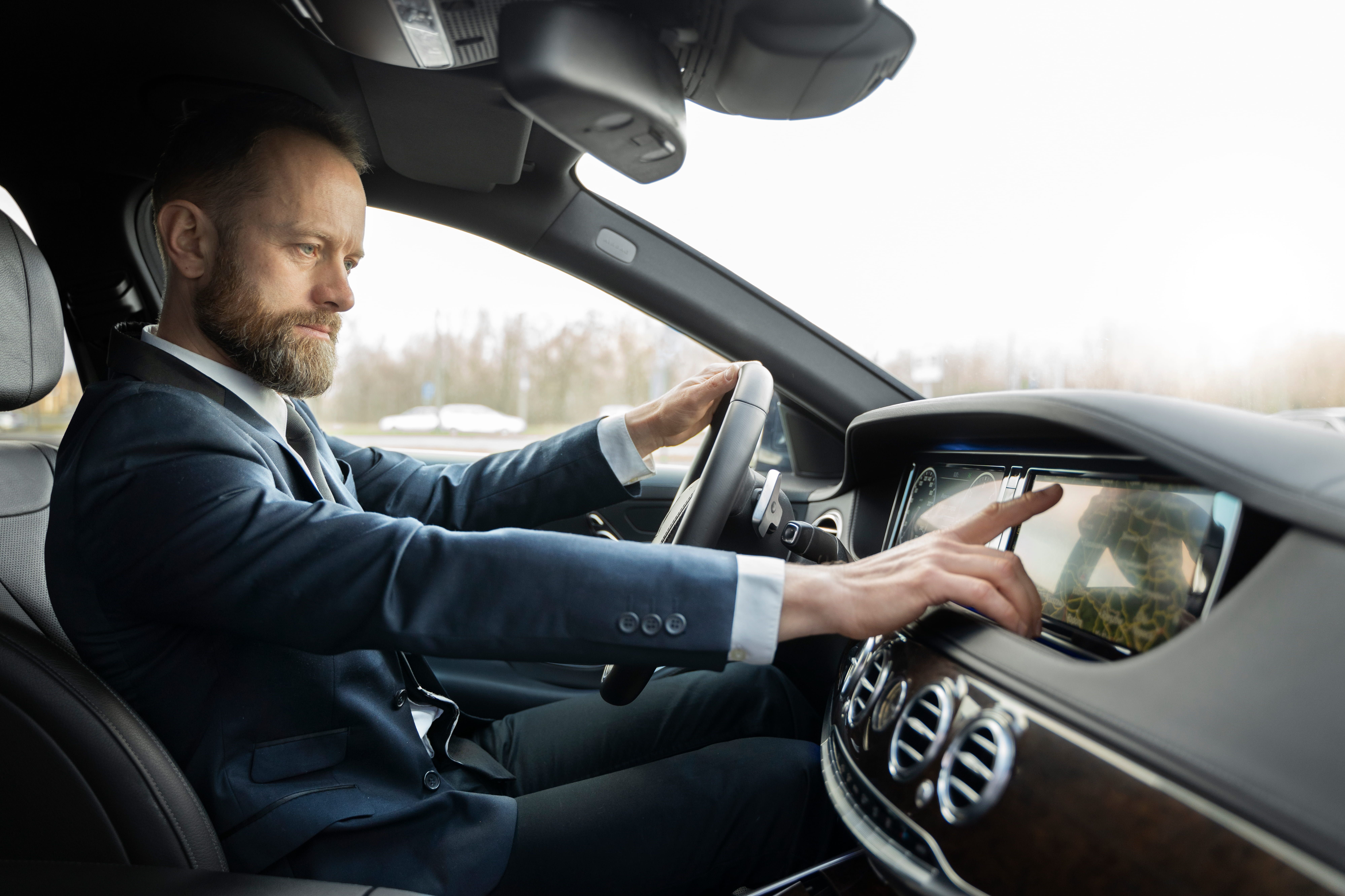 elegant-uber-driver-giving-taxi-ride (1).jpg